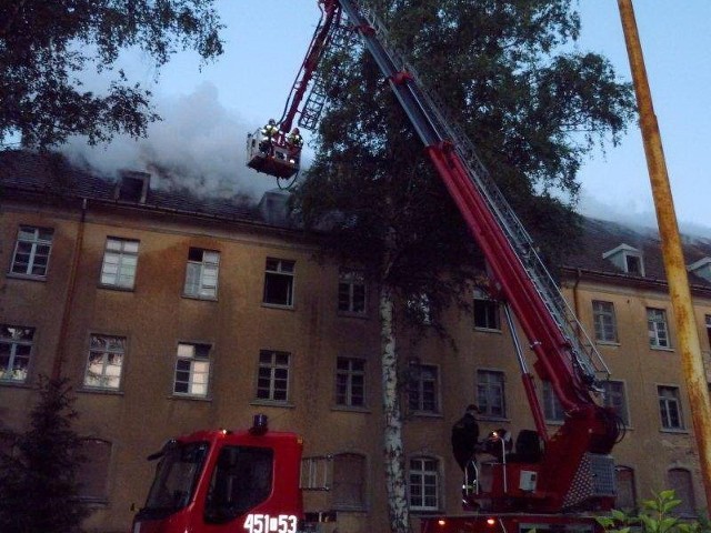 Ogień wybuchł  na poddaszu kilkupiętrowego budynku.