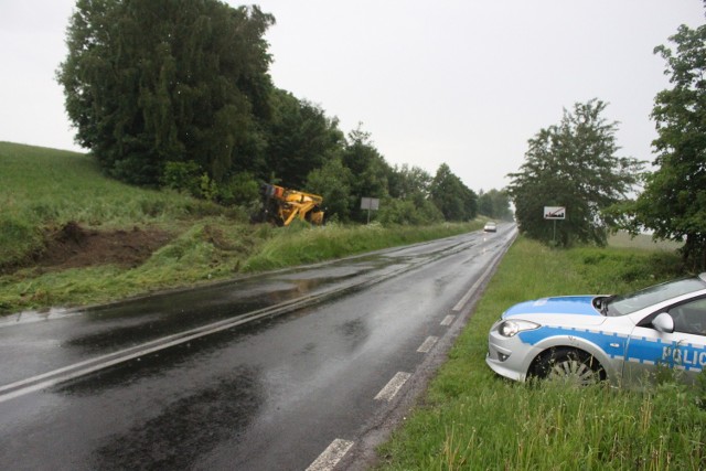 O  godzinie 17.50  na  drodze  wojewódzkiej nr 102  Kołobrzeg - Trzebiatów   nieopodal  miejscowości  Bogusławiec kierujący    betoniarka  stracił  panowanie nad  pojazdem w wyniku  czego  wypadł z drogi. 