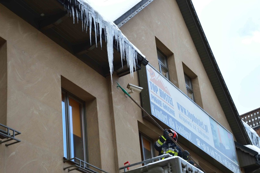 Zakopane. Straż pożarna strącała sople z dachów [ZDJĘCIA]