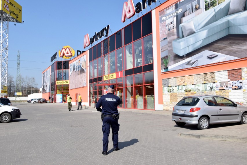 Policja przy marketach budowlanych w Świętokrzyskiem. Czy można robić zakupy podczas epidemii koronawirusa? (WIDEO) 