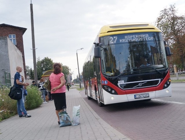 Autobusy hybrydowe ruszają z przystanków po cichutku, jednak, zdaniem Czytelników, informacje o przebiegu dalszej trasy "ogłaszają" zbyt głośno