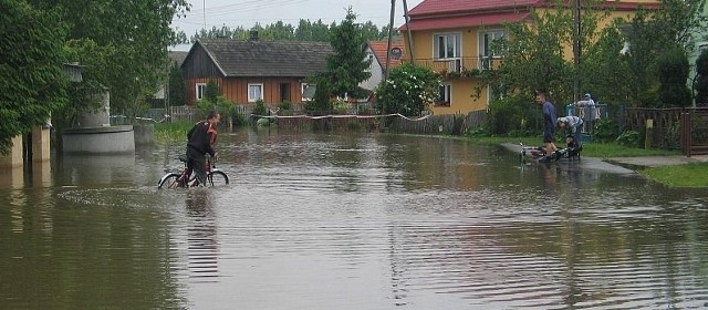 Gospodarze z Dymitrowa Dużego w gminie Baranów, których budynki podmyła woda z kanału modochowskiego także otrzymają zasiłki powodziowe.