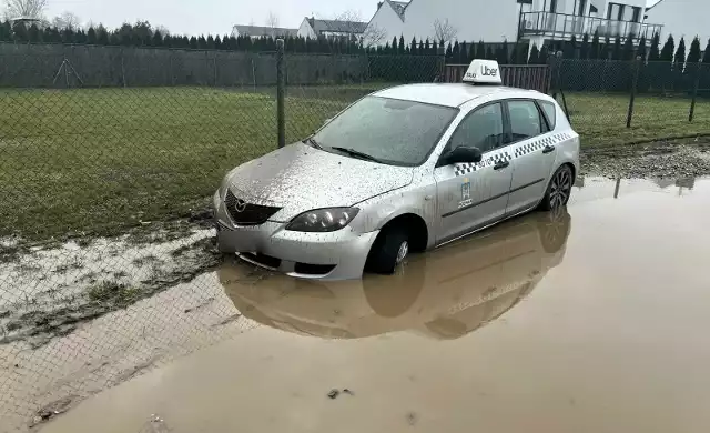 Z powodu tragicznego stanu dróg osiedlowych pojazdy regularnie się zakopują. Dochodzi także do awarii, uniemożliwiających dalsza jazdę. Kałuże są dość głębokie, a ze względu na wysoki poziom wód gruntowych utrzymują się nawet przez dwa tygodnie. Nie pomaga nawet odpompowywanie wody przez ZDM.