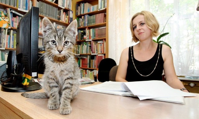 Katarzyna Krzemińska z dziecięcego oddziału biblioteki chwali sobie nowe towarzystwo.