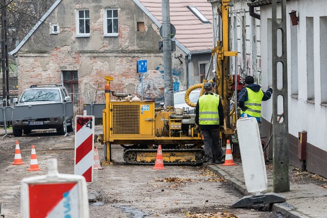 Za spękania na asfalcie odpowiadają ogromne ciężarówki, które wywoziły ziemię z terenu budowy.