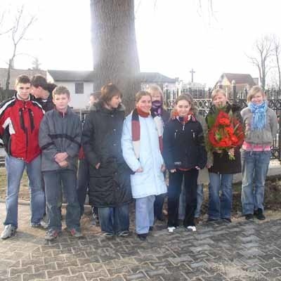 Młodzież gimnazjalna z Koła Historycznego pamiętała o Walentym Snowadzkim i złożyła na jego grobie bukiet w kształcie serca. Za rok w tym miejscu powinny pojawić się tłumy Lubuszan!