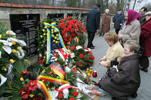 Wiosna 2009 roku. W Krasiejowie odsłonięto wówczas tablice upamiętniające mieszkańców, ofiary II wojny światowej.