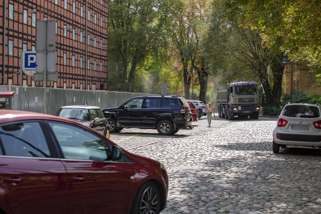 Wyspa Młyńska w końcu zostanie uwolniona od parkujących samochodów.