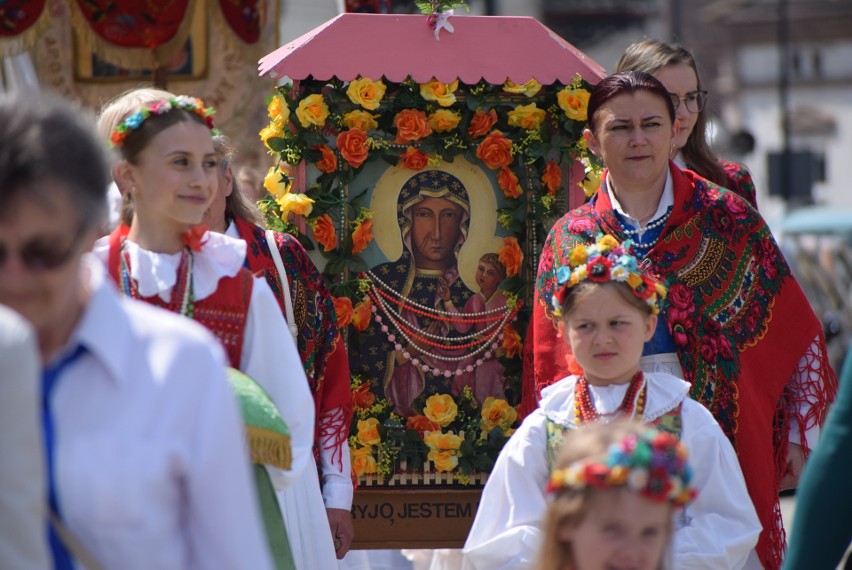 Boże Ciało w Sieradzu. Tłumy wiernych przeszły w procesji ulicami Starego Miasta ZDJĘCIA