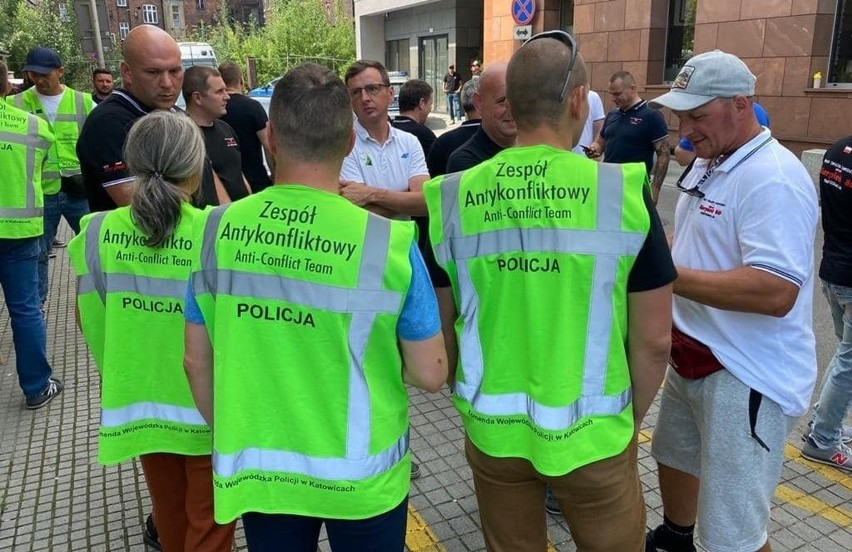 Zobacz kolejne zdjęcia. Przesuwaj zdjęcia w prawo - naciśnij...