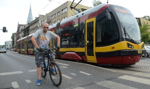 Rowerzysta postanowił zmierzyć się z szybkim tramwajem PESA.