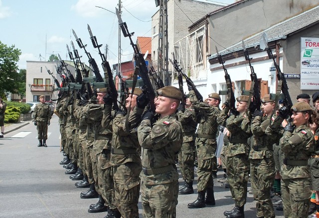 Salwa honorowa kompanii reprezentacyjnej 10 Świętokrzyskiej Brygady Obrony Terytorialnej