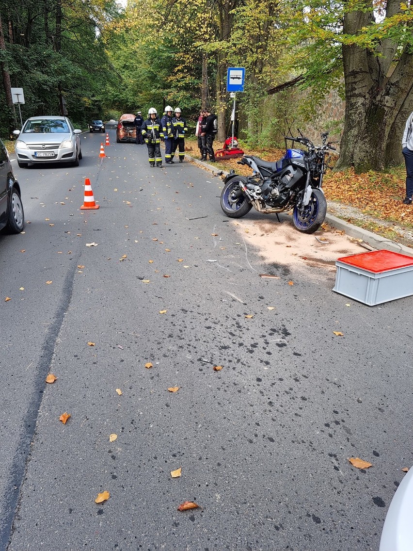 Wypadek samochodu osobowego i motocykla