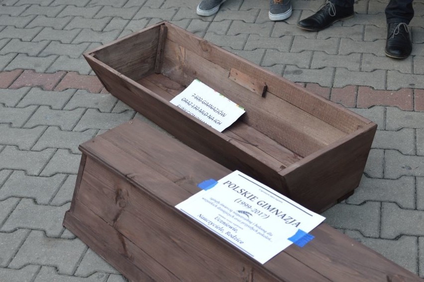 Awantura podczas „Pogrzebu edukacji” w Ostrowcu. Organizatorów pikiety nie przepuścili związkowcy