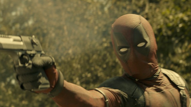 „Deadpool 2” to nadal rozrywka, czarna komedia z wywrotowymi ambicjami, choć z wyłącznie pretekstową anegdotą. Zgodnie z zasadą sequeli, wszystkiego jest tu więcej: żart goni żart, trupy wysypują się z ekranu, kino superbpohaterskie dostaje od Wade’a Wilsona klapsa za klapsem.