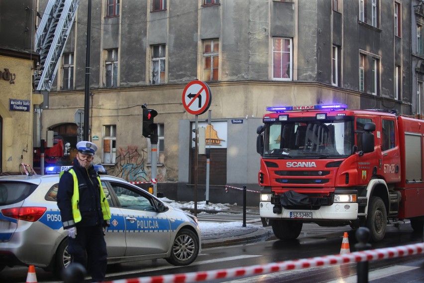 Pożar w Bytomiu. Ogień ogarnął poddasze i dach budynku...