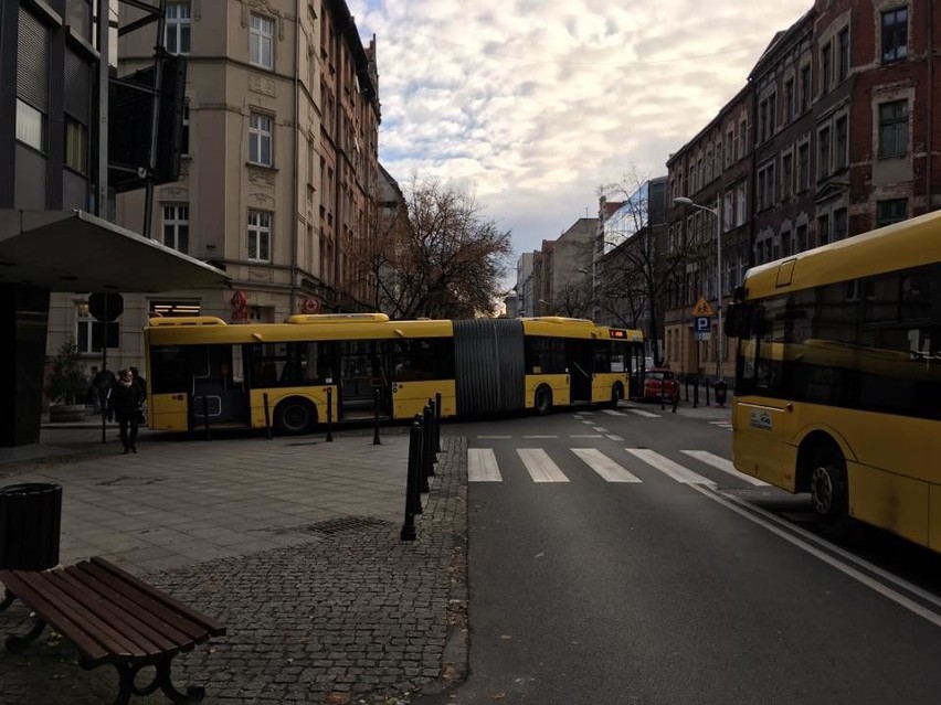 Autobus zablokował centrum Katowic na skrzyżowaniu...