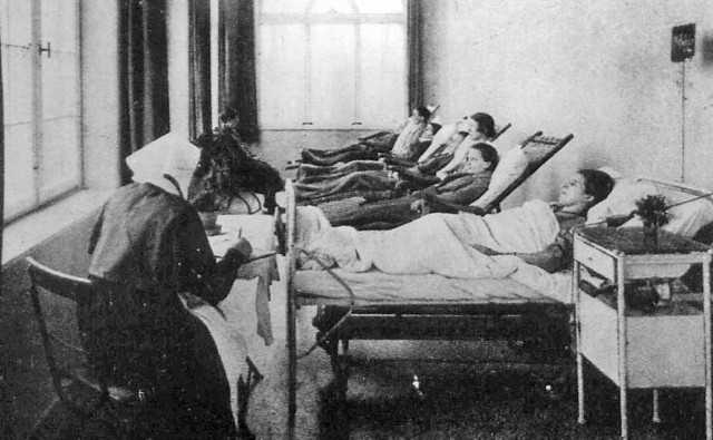 Chorzy w jednej z sal przedwojennego szpitala, pod czujnym okiem jednej z sióstr z protestanckiego DomuSalem. To właśnie one koszalińską placówkę pobudowały i kierowały nim do 1945 roku.