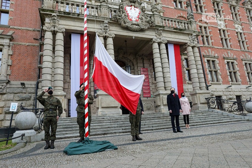 Dzień Flagi w Szczecinie. Ceremonia podniesienia flagi państwowej przed Urzędem Wojewódzkim w Szczecinie 