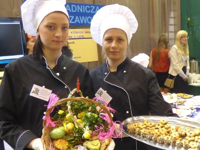 Swoje talenty podczas XI Dni Patrona Szkoły zaprezentują także Agata Krawiec (z lewej) i Marta Sanecka, młode mistrzynie kulinariów z buskiego "ekonomika&#8221;.