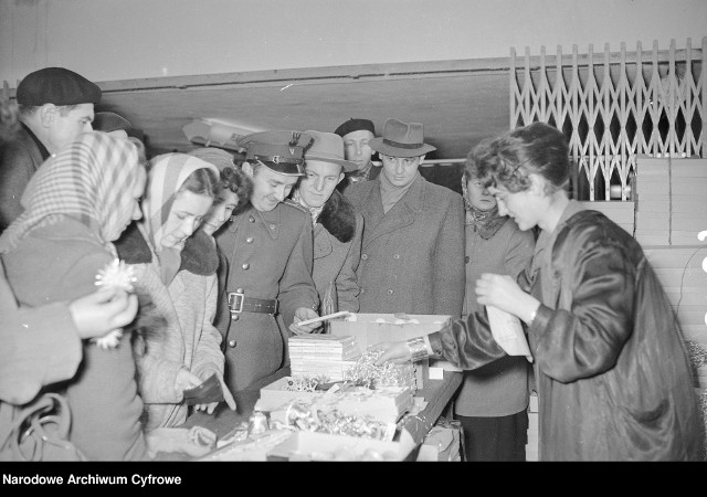 Sklep Wojskowego Przedsiębiorstwa Handlowego w Warszawie przed świętami. 1958 rok.