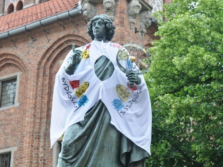 Mikołaj Kopernik w koszulce z logo Bydgoszczy.