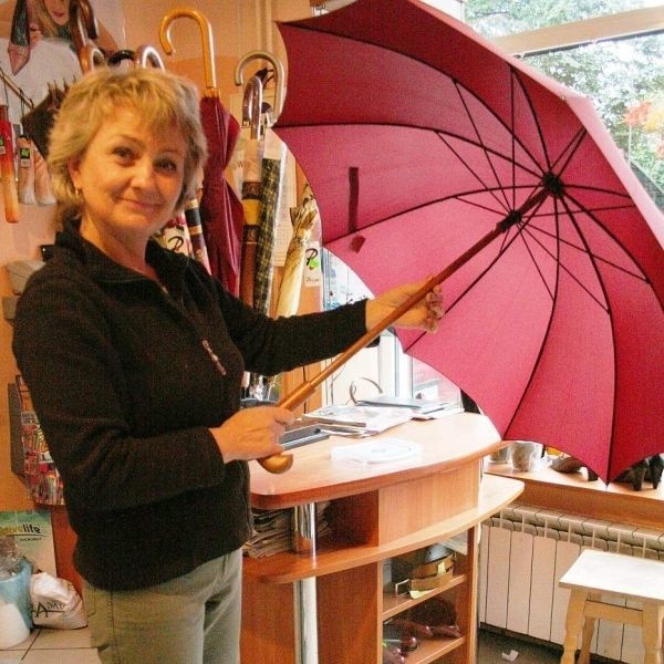 - Dobry parasol jest dokładnie wykonany i posłuży przez lata. Klienci dostają na niego roczna gwarancję - zapewnia Danuta Madej, sprzedawczyni ze sklepu z obuwiem i parasolkami.