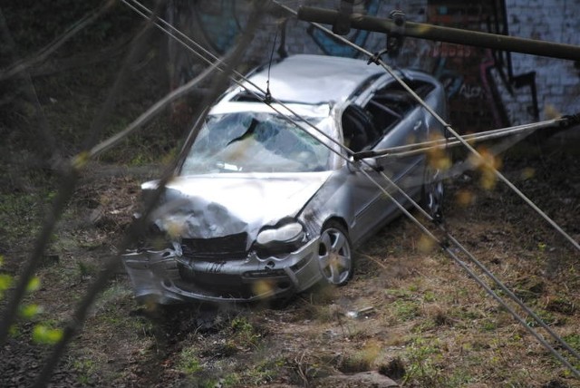 Do 12 lat więzienia grozi 23-letniemu Bartoszowi P., który spadł prowadzonym przez siebie mercedesem na tory kolejowe na obrzeżach toruńskiej starówki.CZYTAJ DALEJ NA KOLEJNYCH STRONACH >>>>Zobacz także: Te używane samochody kupujemy najczęściej! Zobacz RANKING dla wszystkich województw!Najnowsze informacje o wypadkach i utrudnieniach w regionie znajdziesz : TUTAJNowosciTorun