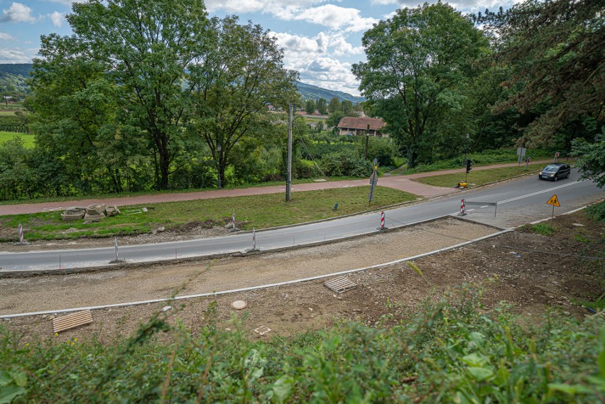 Stary Sącz. Skrzyżowanie przy park&ride zmienia się w bezpieczne rondo [ZDJĘCIA]