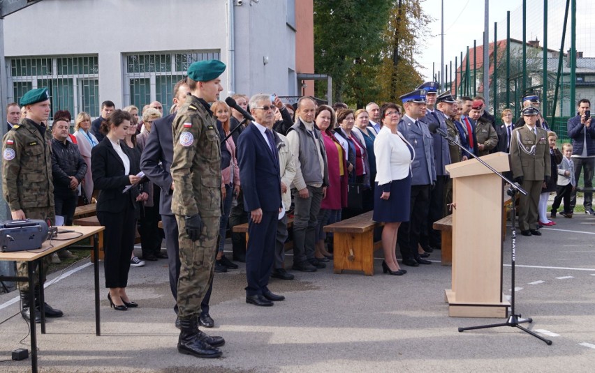 Edukacja. Dobczyce postawiły na mundury i to różne