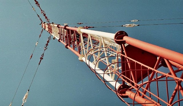 Kiedy zdemontowano las anten zagłuszających, sprowadzono z Poznania potężny maszt dla fal średnich. Stał do 2002 roku i przypominał, że przez trzy lata zagłuszano tu zachodnie rozgłośnie