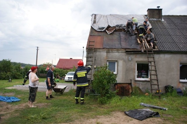 W Gutowcu, powiat chojnicki, wiatr zrywał dachy. Na drodze wojewódzkiej 240 leżały drzewa i konary.