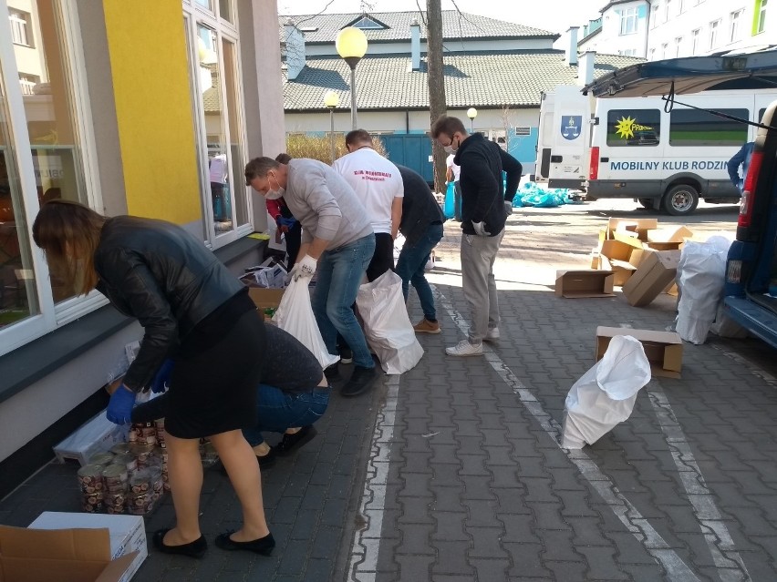 Paczki żywnościowe trafiły do potrzebujących z gminy Daleszyce