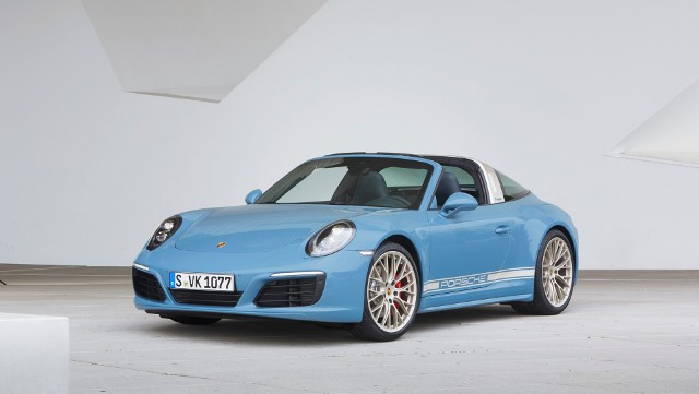 Porsche 911 Targa 4S Exclusive Design EditionZauważyć możemy błękitny lakier Etna Blue nawiązujący do modelu 365 B z lat 1960-1961. Kilka elementów polakierowano na biały kolor z domieszką złotego odcienia. Auto wyposażono w 20-calowe aluminiowe felgi. Fot. Porsche