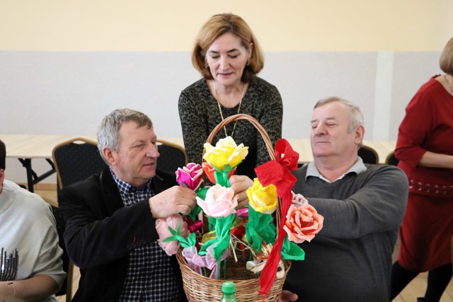 Bibułowe kwiaty dla sołtysów wręczyła dyrektor Gminnego Centrum Kultury Teresa Lachowska