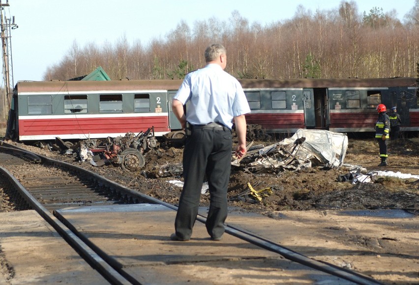 Białogard. Tir wjechał w pociąg