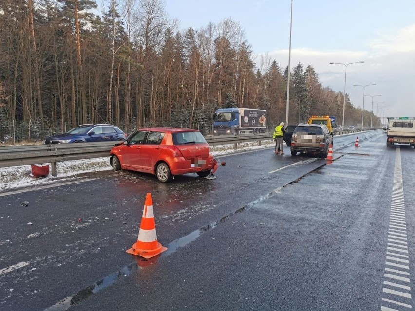 Zderzenie dwóch samochodów na S7 w Barczy. Pas w kierunku Krakowa był zablokowany