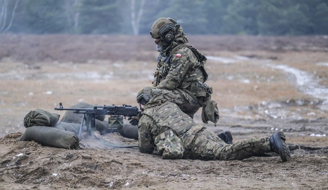 Żołnierze WOT podczas ćwiczeń na poligonie w Toruniu