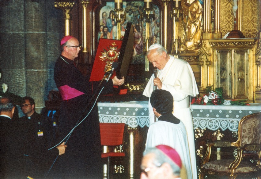 Biskup Władysław Ziółek w łódzkiej katedrze  ze świętym...
