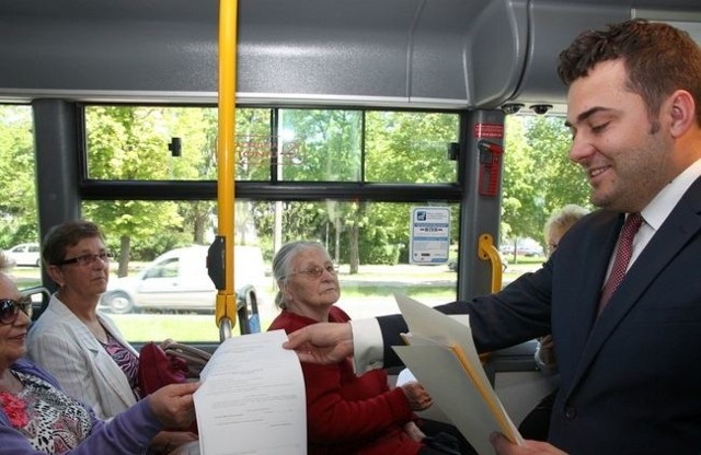 Po dopełnieniu formalności senior otrzyma elektroniczny bilet, uprawniający do darmowych przejazdów. Czas oczekiwania na dokument - około dwóch tygodni.