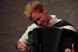 Arek Czernysz - akordeonista i kompozytor, absolwent Państwowej Szkoły Muzycznej w Ostrołęce - wyruszy w trasę koncertową po Rosji