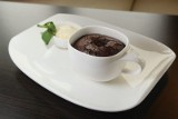 Suflet czekoladowy z lodami waniliowymi z restauracji Odyssey Club Hotel