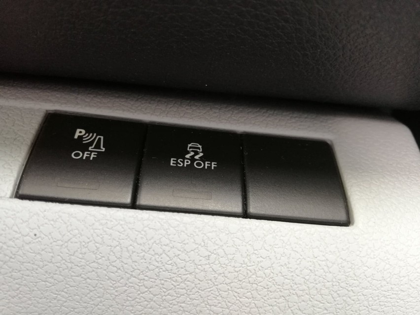 W większości samochodów ESP można wyłączyć dedykowanym...