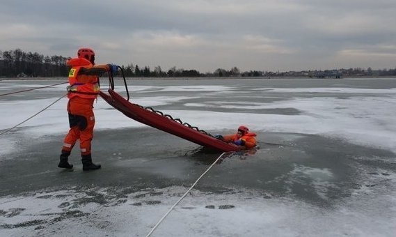 Strażacy na lodzie. Zimowe ćwiczenia na kazimierskim zbiorniku na Małoszówce [ZDJĘCIA]