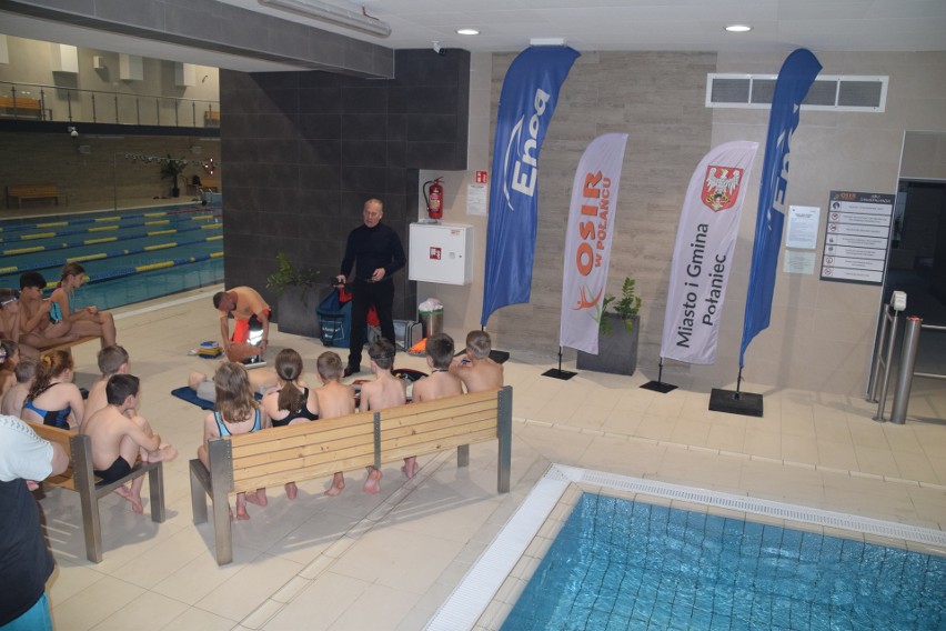 Na basenie w Połańcu uczyli się jak poprawnie udzielić pierwszej pomocy (ZDJĘCIA)