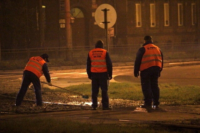 Awaria wodociągowa na Ślężnej. Od mrozu pękła rura (ZDJĘCIA)