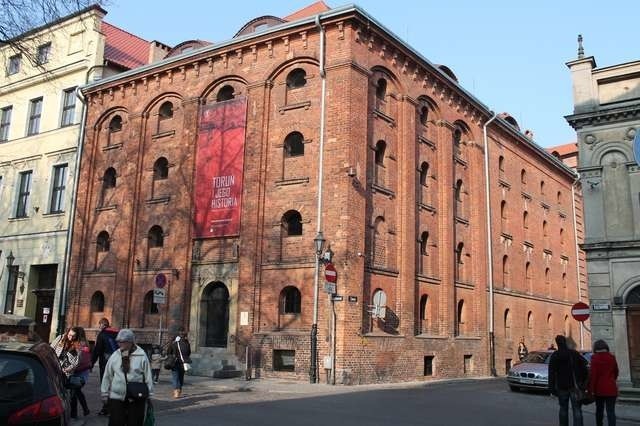 Dom Eskenów, w którego piwnicy w 1888 roku znaleziono skarb, służy dziś toruńskiemu muzeum