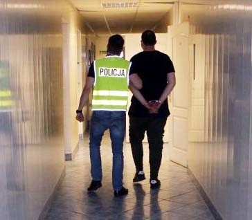 Narkotyki w Łowiczu. W mieszkaniu 26-latka policja znalazła poporcjowaną amfetaminę