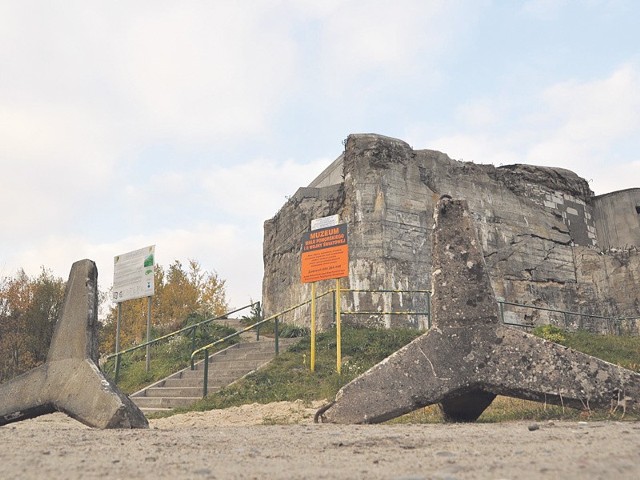 Jeże przeciwczołgowe wokół bunkra w Szczecinku. Zapraszamy na otwarcie fortyfikacji w sobotę, 12 listopada. 