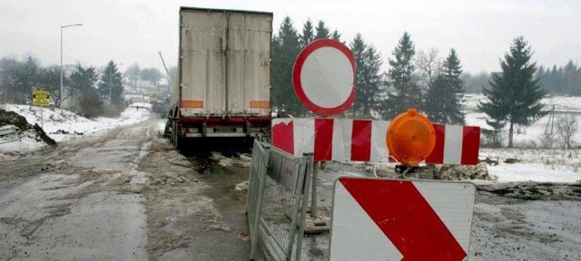 Ciężarówka, zamiast skręcić w prawo, wjechała pomimo widocznych znaków na plac budowy. Kierowca tłumaczył, że tak pokazywał GPS.